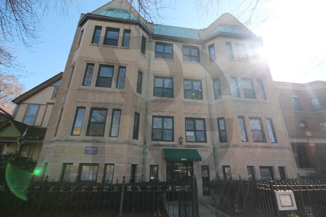 Building Photo - 4647 N Paulina St