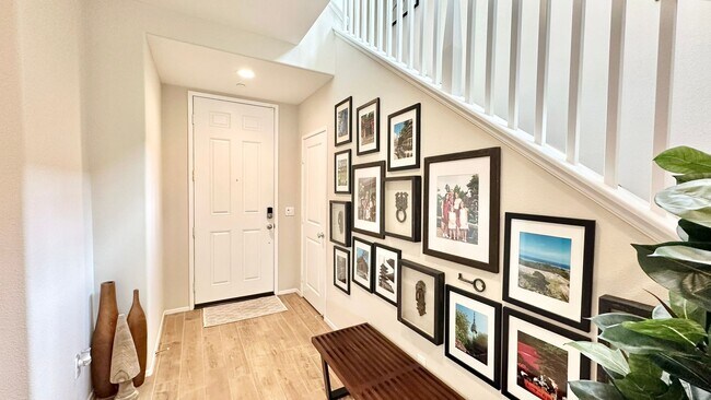 Building Photo - Beautiful "Model" Home in the Horse Creek ...