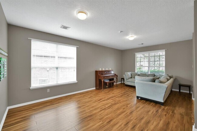 Foto del edificio - 8819 Willow Wild Dr