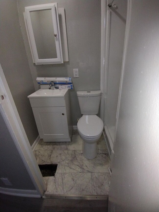 Foto del edificio - Spacious One Bedroom Triplex Near West Was...