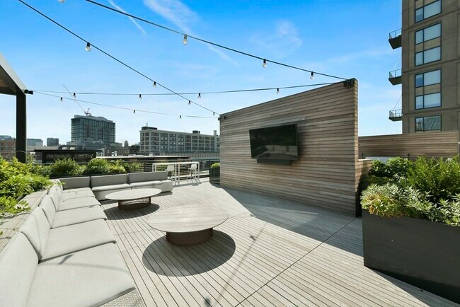 Building Photo - 143 1st St