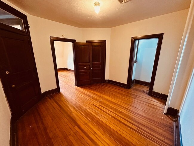 Building Photo - Convenient Downtown Apartment