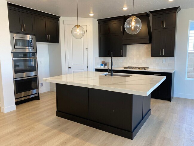 Building Photo - 5 Bedroom Townhome in the Desirable Desert...
