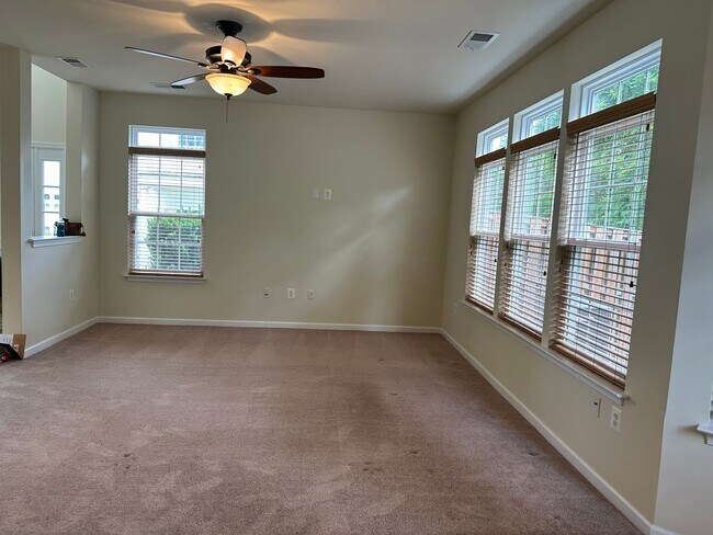 Foto del edificio - 214 Kintyre Ln