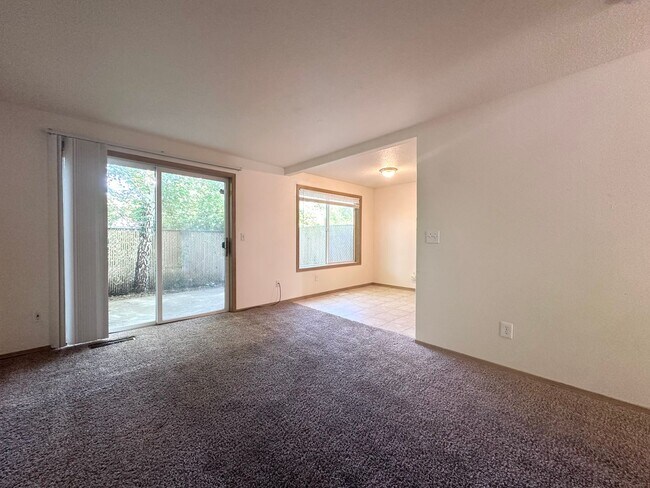 Foto del edificio - 3bd 2.5 ba Townhome * Near Fairview Village * $1,000 off first mont’s rent!!!!