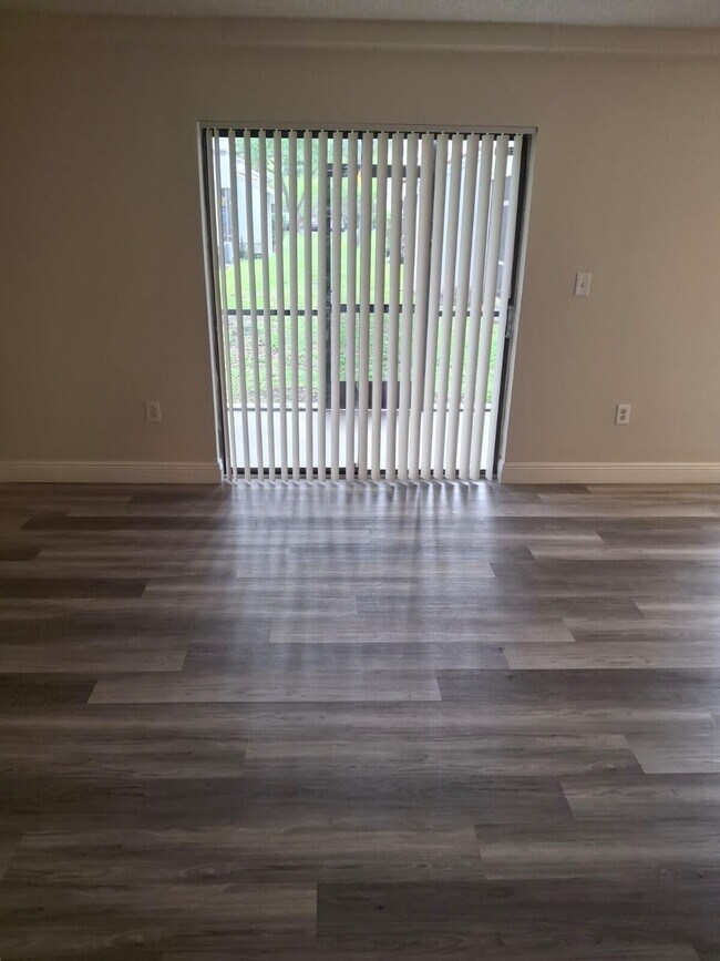 Foto del edificio - 3222 Coral Lake Ln