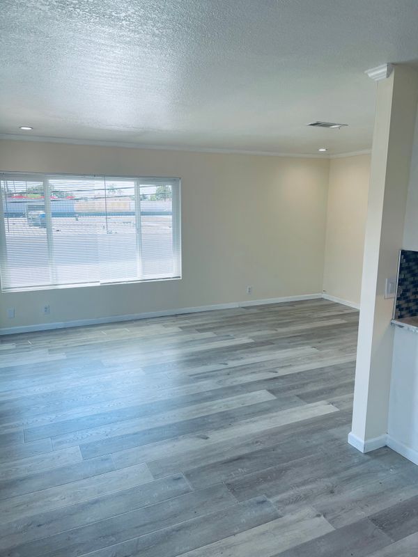 Foto del edificio - 1129 N Barston Ave