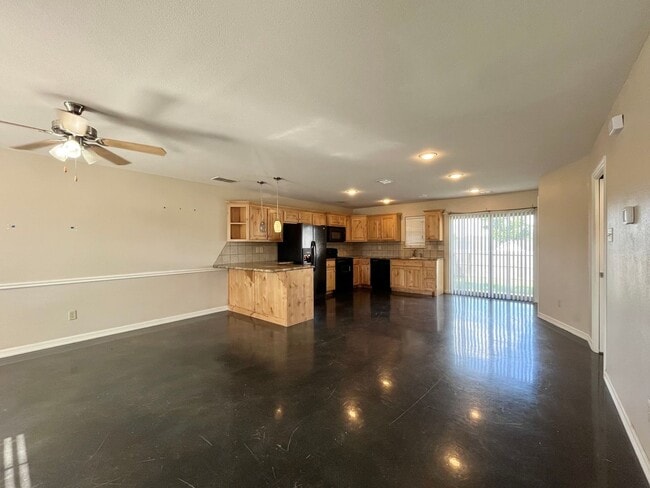 Building Photo - 302 Princess Place