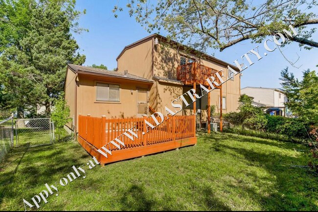 Building Photo - Beautiful 2 Bed 3 Bath Townhome in KCK-Ava...