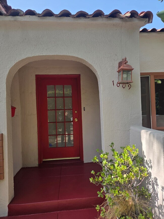 Puerta principal - 1009 Havenhurst Dr