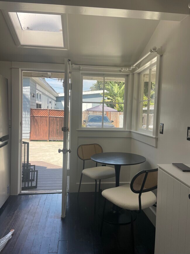 Foto del edificio - 3327 Caroline Ave