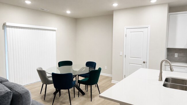 Building Photo - 4 Bedroom 2.5 bath with a loft Singe Family House for Rent