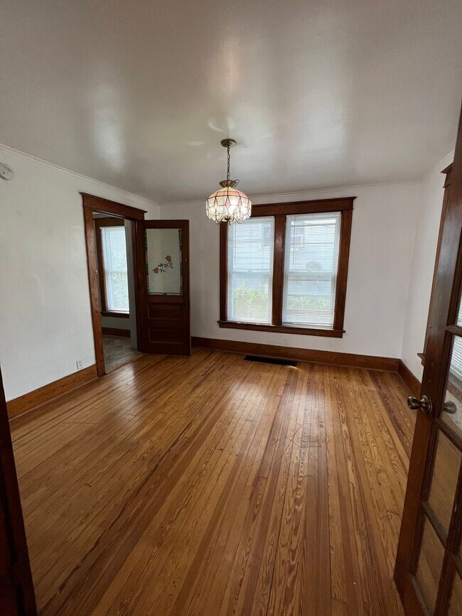Building Photo - 3 Bed 1 Bath Single Family House 13 Essex St.