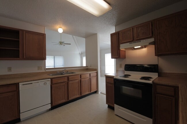 Building Photo - SPACIOUS 3 BEDROOM***GOOD FLOORPLAN W/LARG...