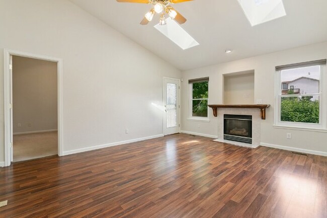 Building Photo - GATED COMMUNITY -- "Charming 3-Bedroom Tow...