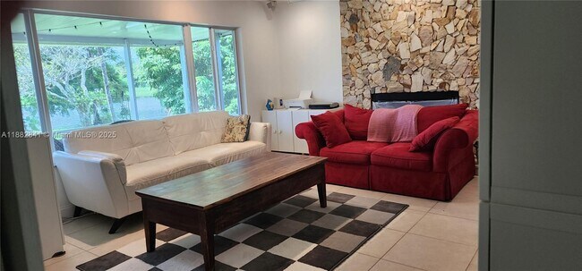 Foto del edificio - 4871 SW 103rd Ave