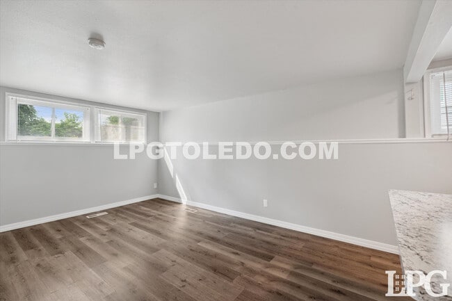 Foto del edificio - 3145 Sherbrooke Rd