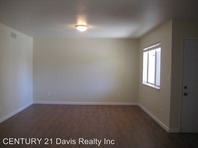 Building Photo - 2 br, 1 bath Apartment - 663 Whiting St #3