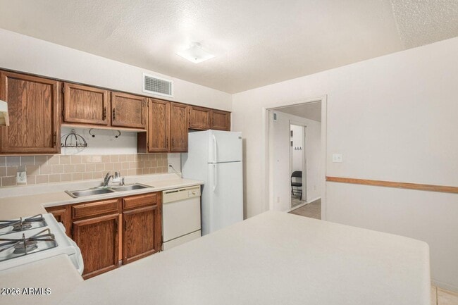 Building Photo - 516 W 9th St