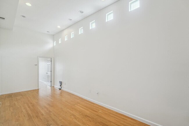 Building Photo - 1097 Summit Ave