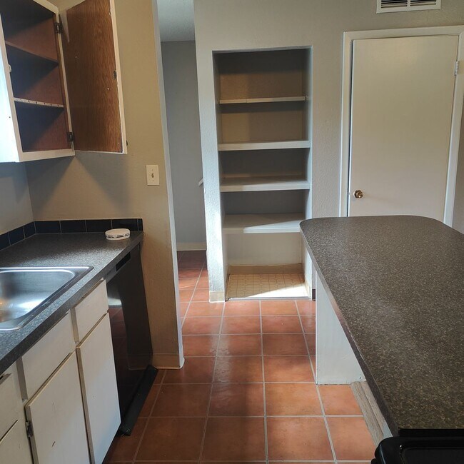 Building Photo - 3BR/1.5BA Condo Walking Distance to CU