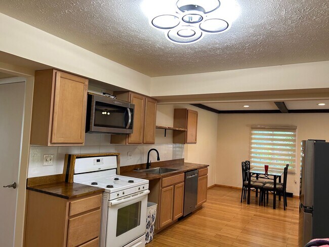 Foto del edificio - 3 Bedrooms One Floor Ranch House with 2 car attached garage in Lyndhurst