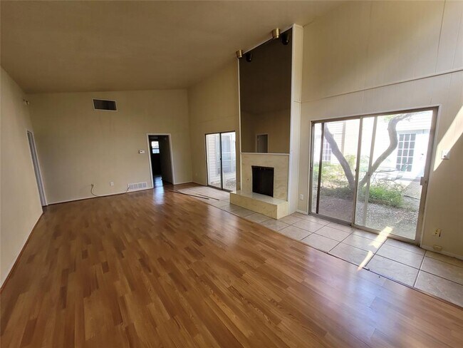 Foto del edificio - 7016 Briarmeadow Dr