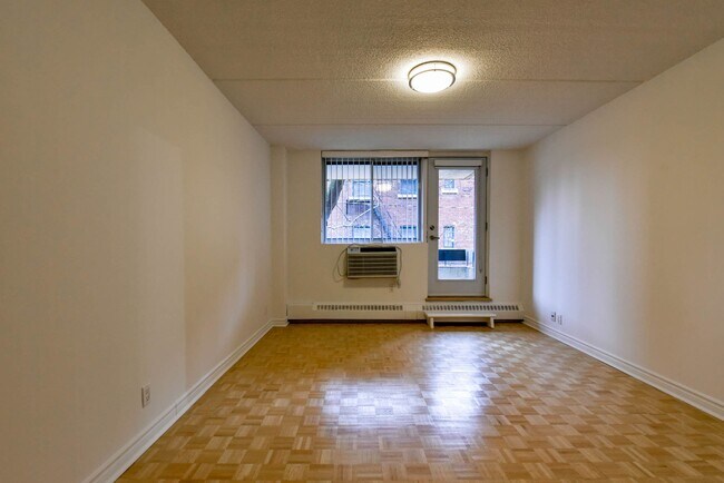 Building Photo - 4800 Maisonneuve Blvd W