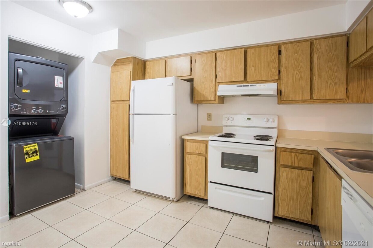 Foto principal - 2 br, 2 bath Condo - 1900 S University Dr