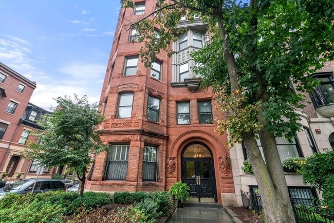 Building Photo - 347 Marlborough St