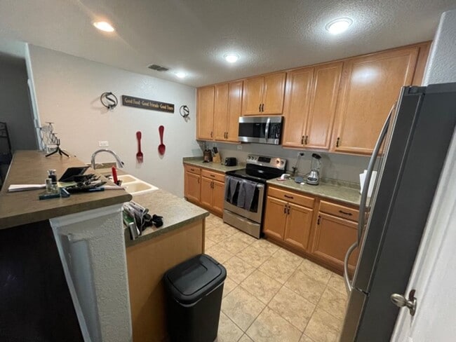Building Photo - Lovely well maintained 3 bedroom 2 bath