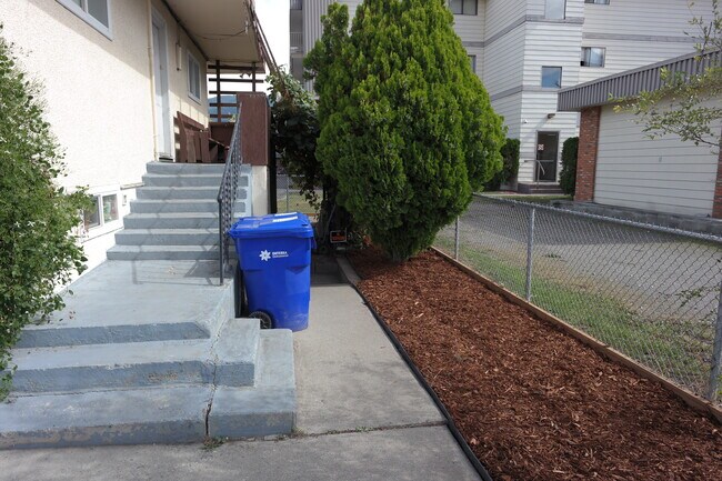 Building Photo - 3308 35 Av