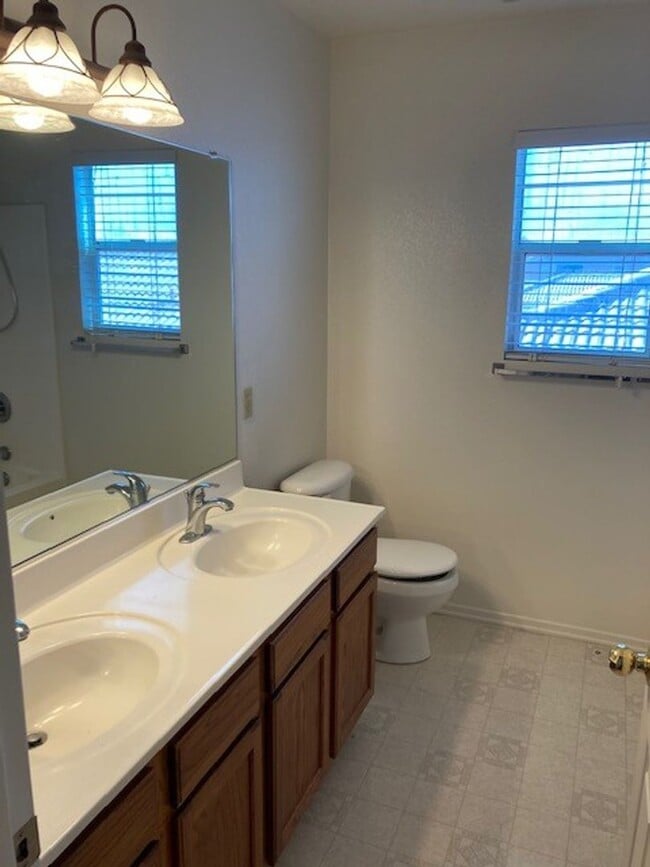 Building Photo - 302 Willow Bend Dr