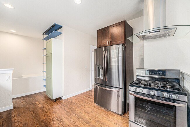 Foto del edificio - Updated Craftsman Bungalow in Congress Par...