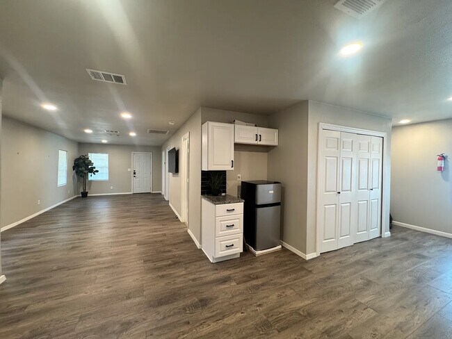 Foto del edificio - Room in House on Cross St