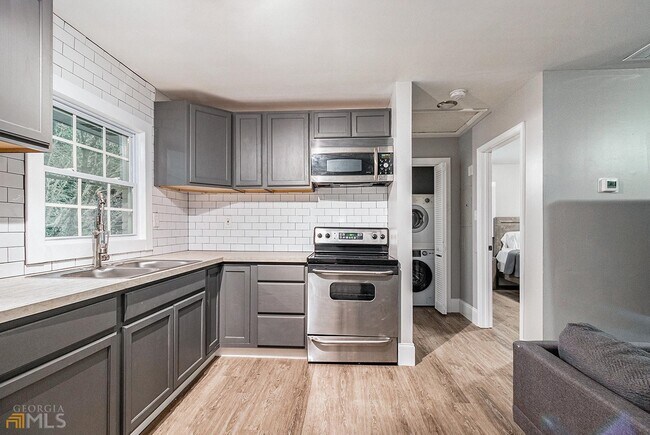 Building Photo - 2167 Dresden Dr