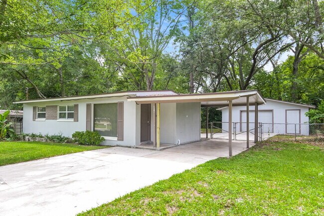 Building Photo - 2219 Limoges Dr E