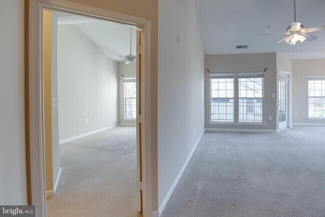 Foto del edificio - 4142 Fountainside Ln