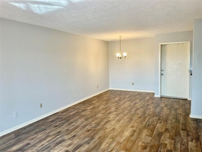 Building Photo - 3025 Walnut Bend Ln