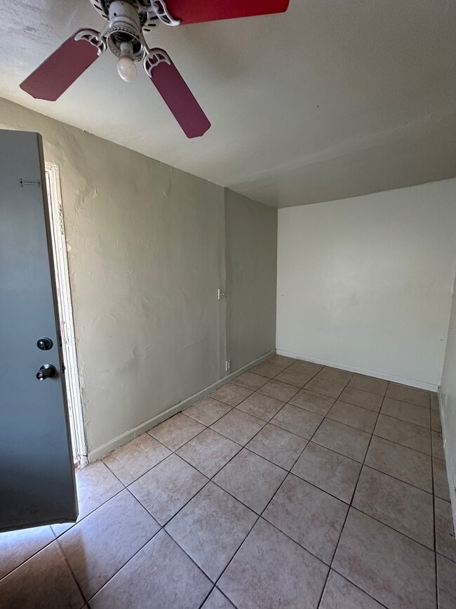 Sala de estar - 5125 1/2 Clara St