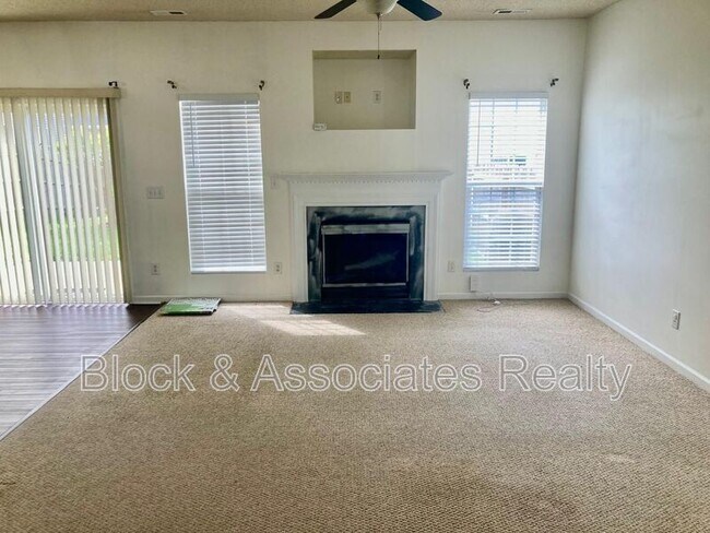Foto del edificio - 4457 Snowcrest Ln