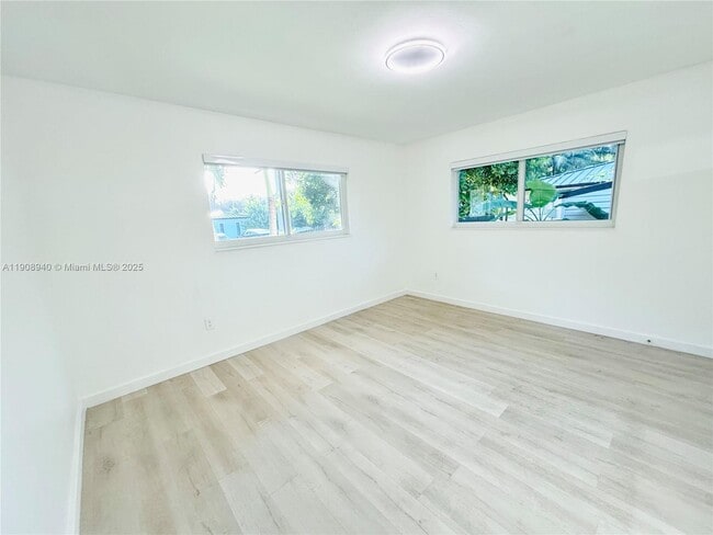 Foto del edificio - 330 NE 88th St