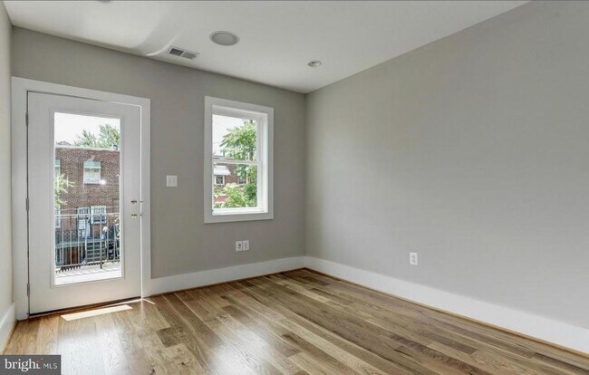 Building Photo - 913 Quincy St NE