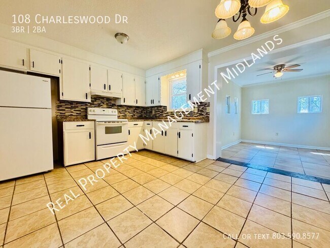 Building Photo - Lovely Home in Charleswood! Apply Now!