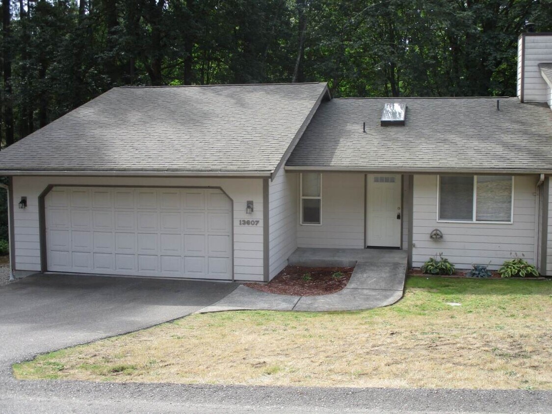 Foto principal - 2 bedroom 2 bath single story Duplex