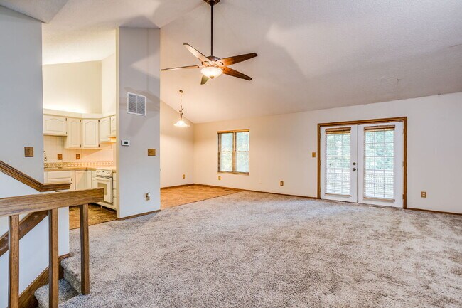 Building Photo - "Spacious 3-Bed Condo Oasis with 2.5 Baths...