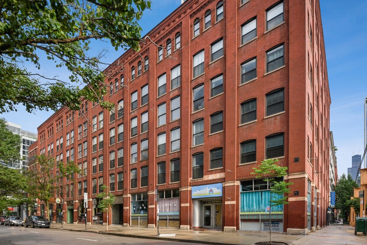 Primary Photo - 225 W Huron St