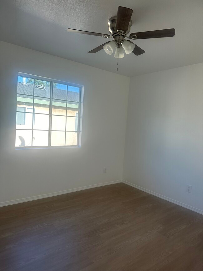 Foto del edificio - 855 W 61st St