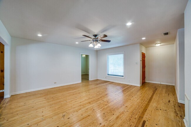 Foto del edificio - 244 Halcyon Pl