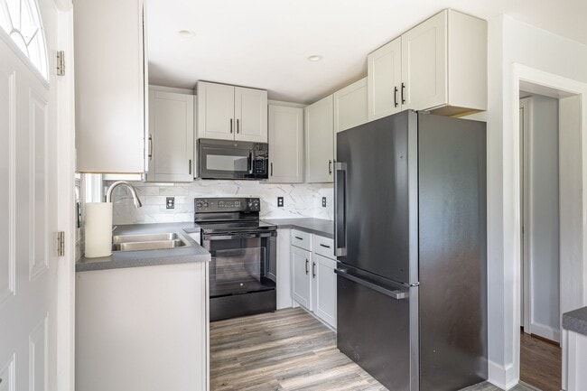 Building Photo - Spacious home located in a great neighborhood!